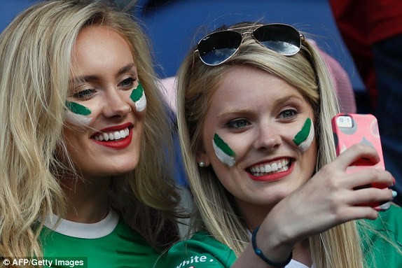 Hậu vệ đốt lưới nhà, Bắc Ireland tức tưởi trao vé cho xứ Wales - ảnh 1