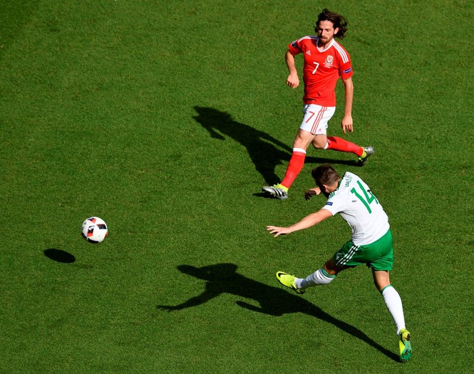 Hậu vệ đốt lưới nhà, Bắc Ireland tức tưởi trao vé cho xứ Wales - ảnh 5