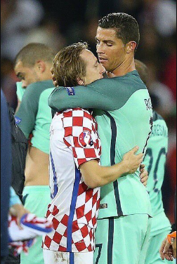 Modric khóc như mưa, Ronaldo dùng bờ vai an ủi - ảnh 1