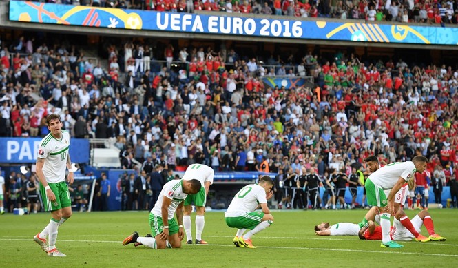 Hậu vệ đốt lưới nhà, Bắc Ireland tức tưởi trao vé cho xứ Wales - ảnh 13