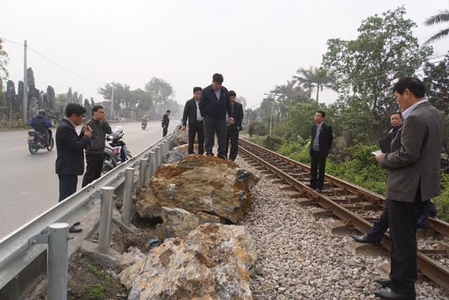 Gấp rút cẩu đá nặng hàng tấn 'giải cứu' đường tàu ở Hà Nam - ảnh 1