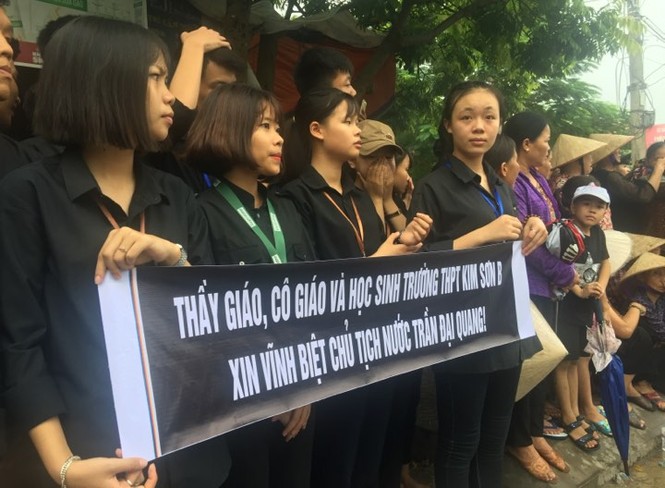 Người dân Ninh Bình ôm di ảnh Chủ tịch nước đón linh cữu - ảnh 13