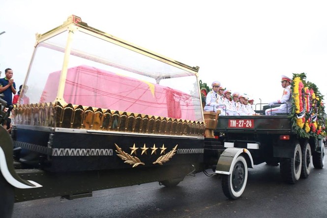 Nghìn người đội mưa đón linh cữu Chủ tịch nước về quê nhà - ảnh 12