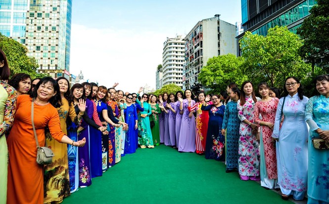 Hơn 3000 người trình diễn áo dài trên phố đi bộ Nguyễn Huệ - ảnh 4