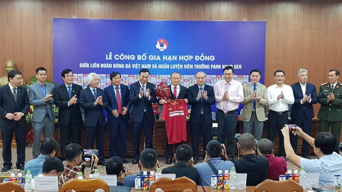 Ký hợp đồng mới, HLV Park Hang Seo 'cảm thấy trách nhiệm nặng nề hơn' - ảnh 3
