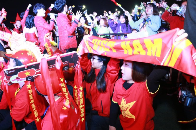 Triệu cổ động viên hò reo ăn mừng U22 Việt Nam vô địch SEA Games 30 - ảnh 44
