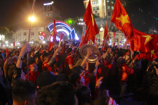 Triệu người xuống đường, phố phường rợp cờ ăn mừng U22 Việt Nam vô địch - ảnh 38
