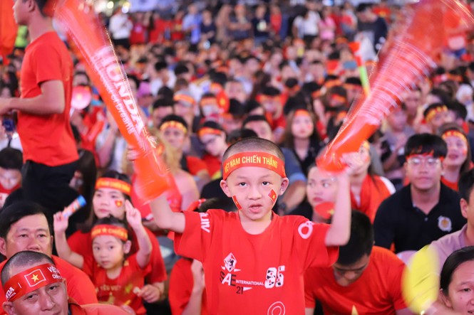 Triệu cổ động viên hò reo ăn mừng U22 Việt Nam vô địch SEA Games 30 - ảnh 29