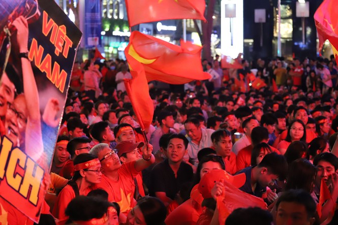 Triệu cổ động viên hò reo ăn mừng U22 Việt Nam vô địch SEA Games 30 - ảnh 30