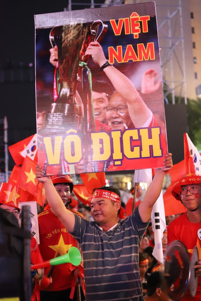 Triệu cổ động viên hò reo ăn mừng U22 Việt Nam vô địch SEA Games 30 - ảnh 32
