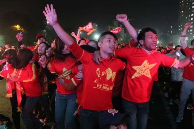 Triệu cổ động viên hò reo ăn mừng U22 Việt Nam vô địch SEA Games 30 - ảnh 15