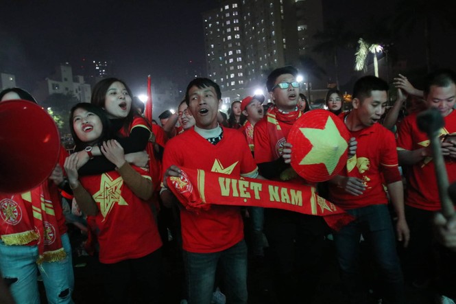 Triệu cổ động viên hò reo ăn mừng U22 Việt Nam vô địch SEA Games 30 - ảnh 16