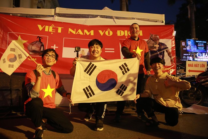 Triệu cổ động viên hò reo ăn mừng U22 Việt Nam vô địch SEA Games 30 - ảnh 51
