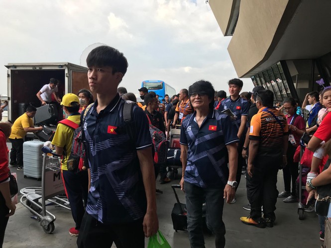 Các nhà vô địch SEA Games về đến Hà Nội - ảnh 63