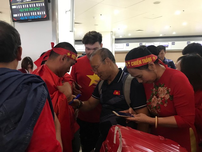 Các nhà vô địch SEA Games về đến Hà Nội - ảnh 58