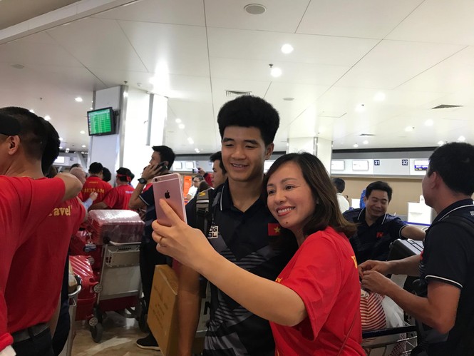 Các nhà vô địch SEA Games về đến Hà Nội - ảnh 59