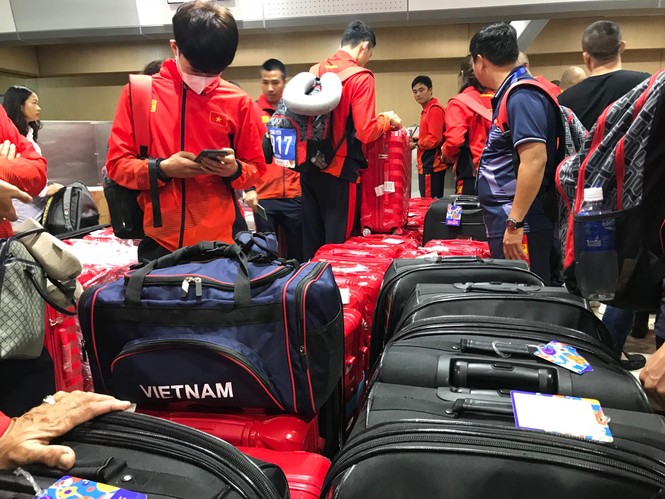 Các nhà vô địch SEA Games về đến Hà Nội - ảnh 54