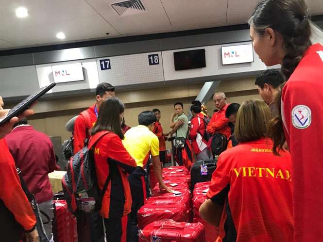 Các nhà vô địch SEA Games về đến Hà Nội - ảnh 55