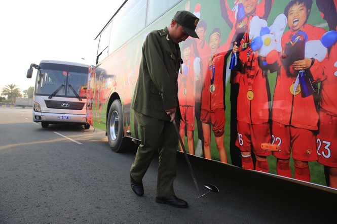 Các nhà vô địch SEA Games về đến Hà Nội - ảnh 46