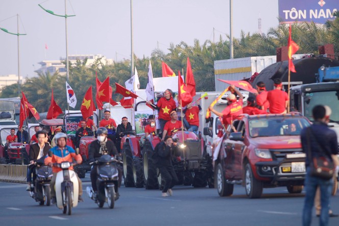Các nhà vô địch SEA Games về đến Hà Nội - ảnh 25
