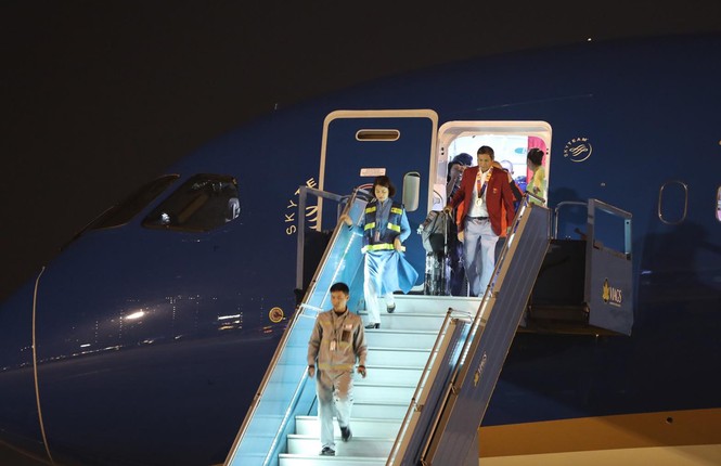 Các nhà vô địch SEA Games về đến Hà Nội - ảnh 10