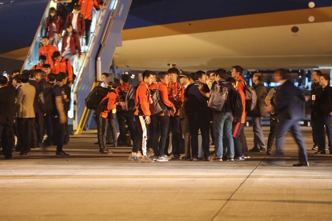 Các nhà vô địch SEA Games về đến Hà Nội - ảnh 14