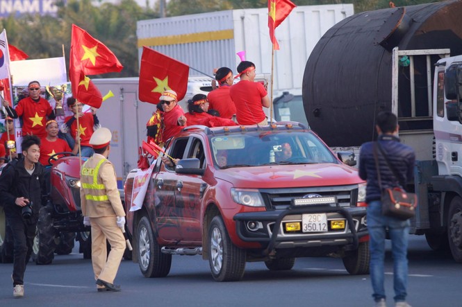 Các nhà vô địch SEA Games về đến Hà Nội - ảnh 26
