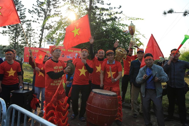 Các nhà vô địch SEA Games về đến Hà Nội - ảnh 41