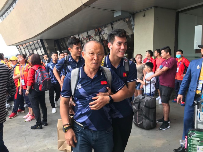 Các nhà vô địch SEA Games về đến Hà Nội - ảnh 62