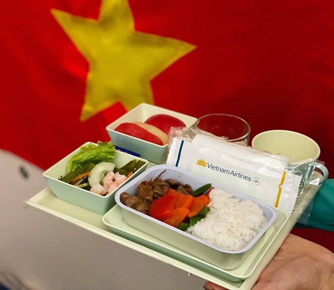 Tiết lộ về bữa ăn của các nhà vô địch SEA Games trên chuyên cơ về nước - ảnh 1