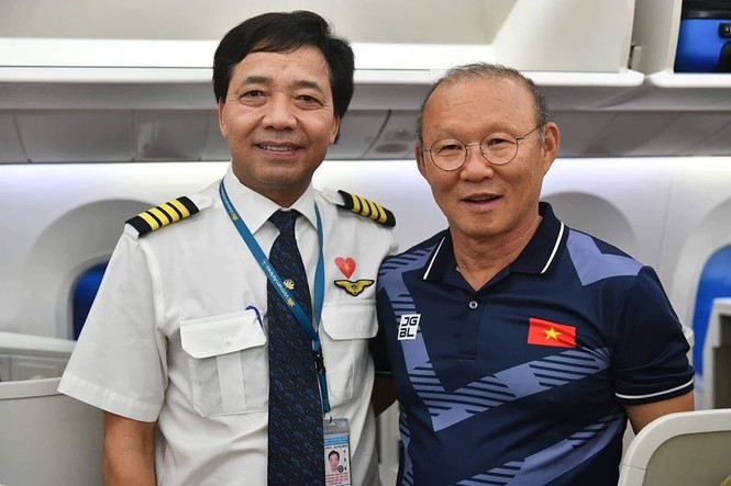 Tiết lộ về bữa ăn của các nhà vô địch SEA Games trên chuyên cơ về nước - ảnh 4