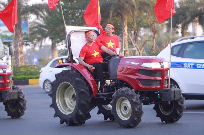 Các nhà vô địch SEA Games về đến Hà Nội - ảnh 28