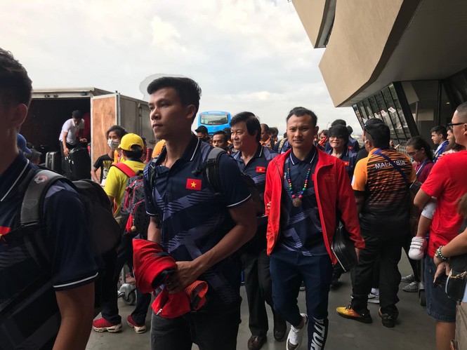 Các nhà vô địch SEA Games về đến Hà Nội - ảnh 64