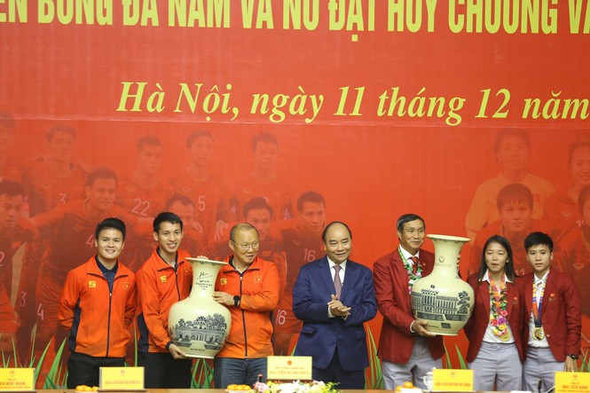 Thủ tướng: Không để tình trạng treo thưởng bóng đá... 'trên giấy' - ảnh 2