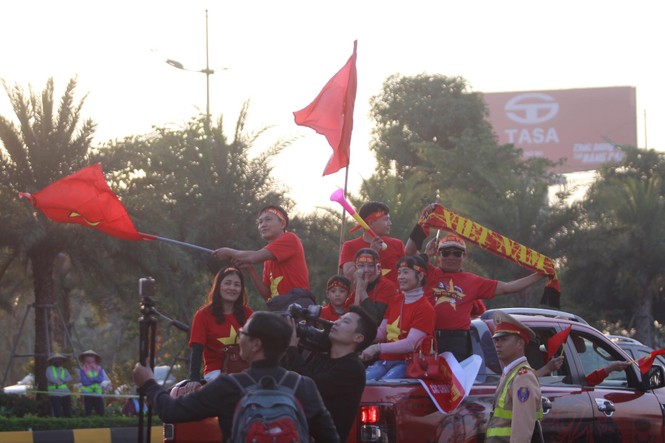Các nhà vô địch SEA Games về đến Hà Nội - ảnh 29