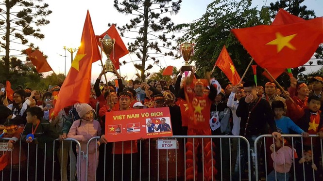 Các nhà vô địch SEA Games về đến Hà Nội - ảnh 20