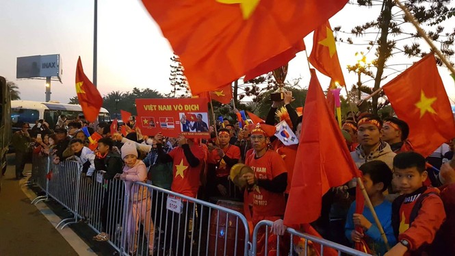 Các nhà vô địch SEA Games về đến Hà Nội - ảnh 21