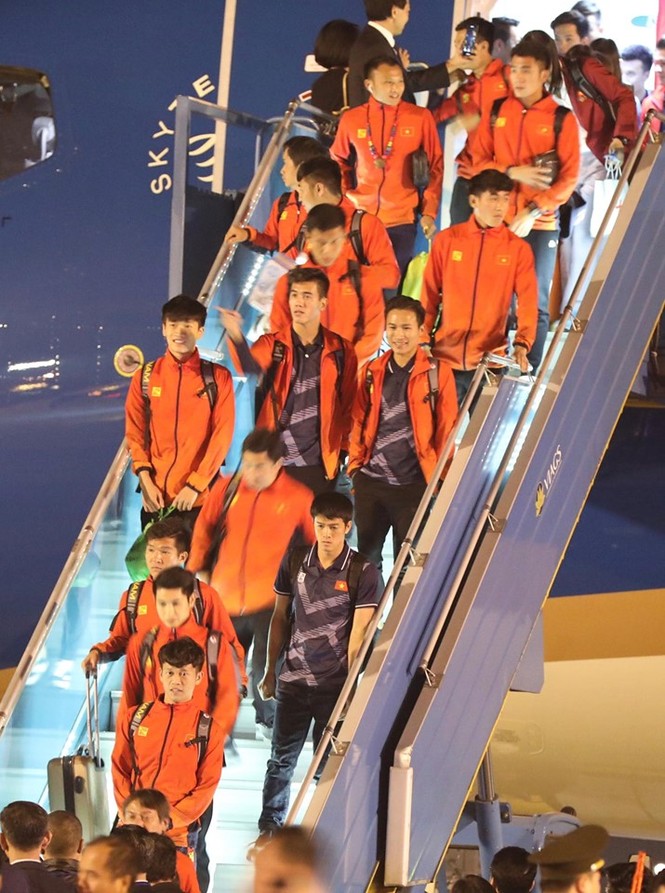 Các nhà vô địch SEA Games về đến Hà Nội - ảnh 12