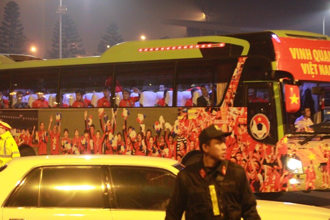 Các nhà vô địch SEA Games về đến Hà Nội - ảnh 8