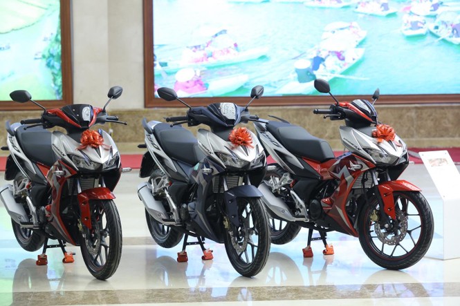 Các nhà vô địch SEA Games về đến Hà Nội - ảnh 5