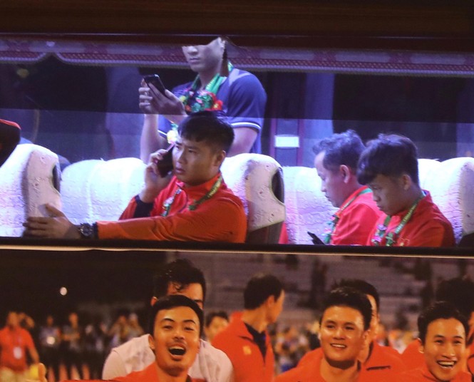 Các nhà vô địch SEA Games về đến Hà Nội - ảnh 9