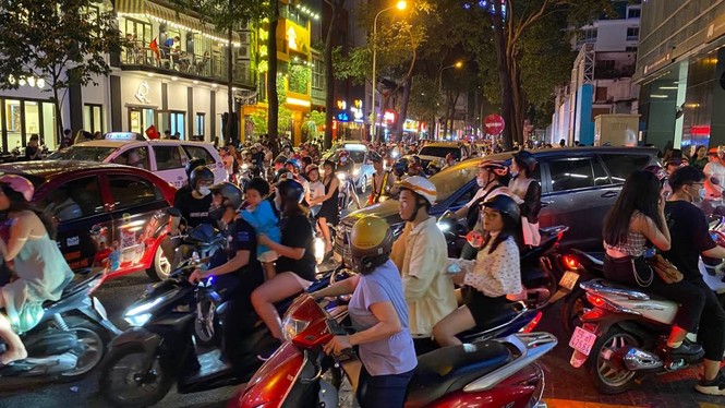 Pháo hoa rực sáng đón năm mới 2020 - ảnh 13