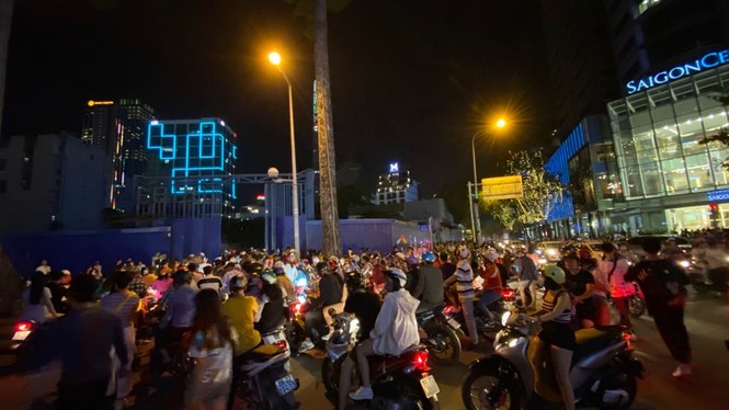 Pháo hoa rực sáng đón năm mới 2020 - ảnh 14