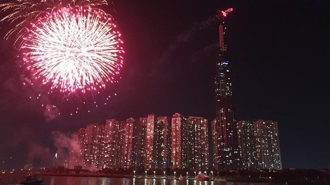 Pháo hoa rực sáng đón năm mới 2020 - ảnh 1