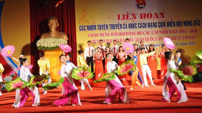 Liên hoan ca khúc cách mạng vùng Đông Bắc Bộ - ảnh 9
