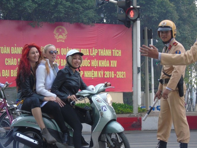 Khó xử lý người nước ngoài vi phạm luật giao thông - ảnh 2