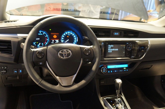 Cận cảnh Toyota Corolla Altis 2.0V đời 2014 - ảnh 11