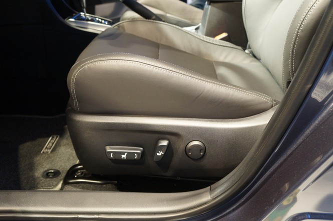 Cận cảnh Toyota Corolla Altis 2.0V đời 2014 - ảnh 17