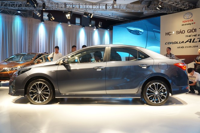 Cận cảnh Toyota Corolla Altis 2.0V đời 2014 - ảnh 2