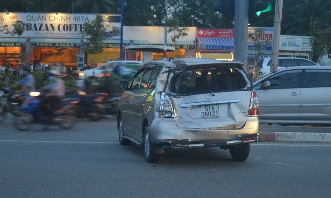 Xe ben tông nát bét 3 ô tô đang dừng đèn đỏ - ảnh 2